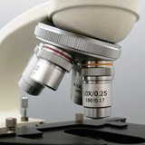 Об'єктиви в револьверному пристрої біологічного мікроскопа