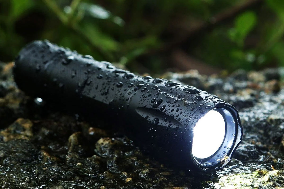 Ліхтар із захистом від води | Як вибрати ліхтарик - путівник покупця від OZ.UA
