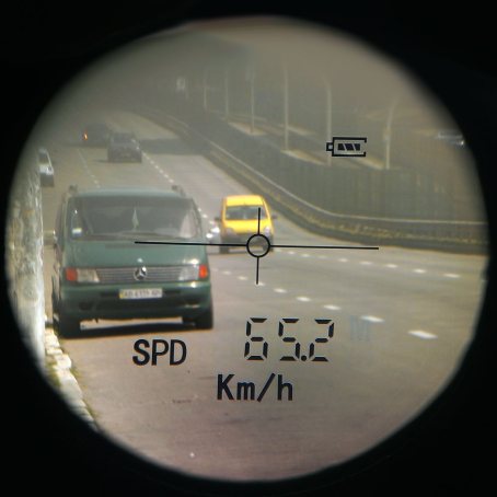Определение скорости встречных автомобилей: вид через окуляр дальномера Sigeta iMeter