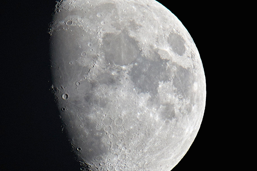 Фотографія Місяця з телескопа вартістю від 5 000 до 10 000 гривень