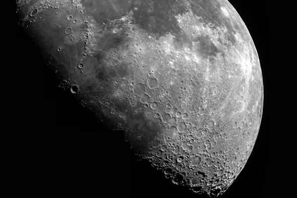 Місяць в телескоп вартістю від 10 000 до 20 000 гривень