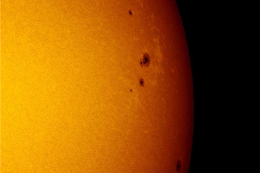 Фотографія темних плям на Сонці з телескопа вартістю від 10 000 до 20 000 гривень