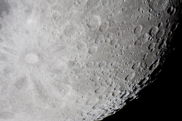 Місяць в телескоп вартістю від 20 000 до 40 000 гривень