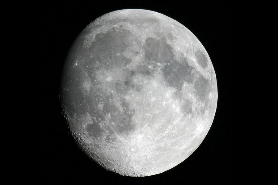Місяць в телескоп вартістю до 5 000 гривень